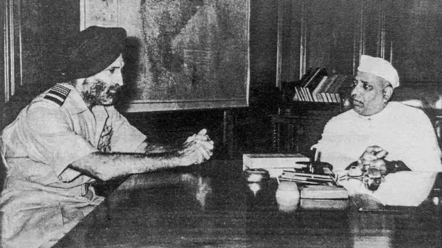 रक्षा मंत्री यशवंतराव चव्हाण के साथ एयर मार्शल अर्जन सिंह