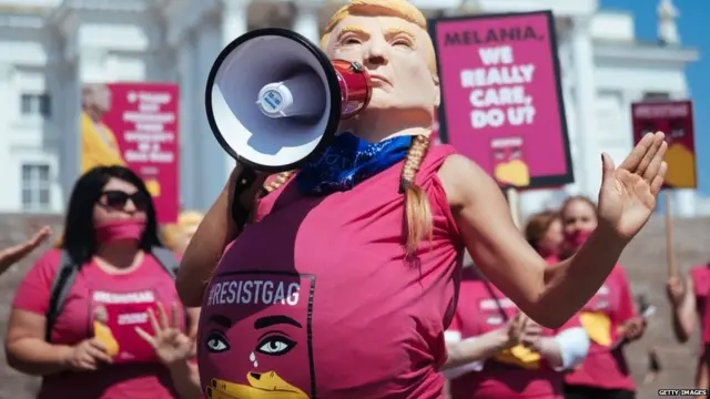 ਹੇਲਸਿੰਕੀ ਵਿੱਚ ਔਰਤਾਂ ਦੇ ਹੱਕਾਂ ਲਈ ਗਰਭਵਤੀ ਟਰੰਪ ਦੀ ਸ਼ਕਲ ਲੈ ਕੇ ਲੋਕਾਂ ਨੇ ਮੁਜ਼ਾਹਰੇ ਕੀਤੇ