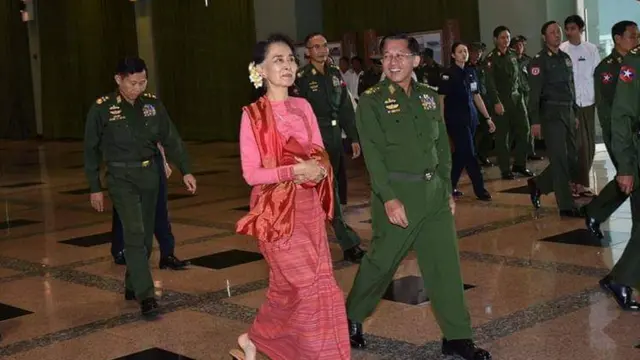 စစ်သမိုင်းပြတိုက်ရောက်လာတဲ့ ဒေါ်အောင်ဆန်းစုကြည်