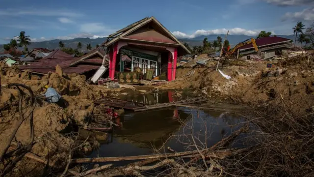 Dusun-dusun lenyap akibat fenomena alam likuifaksi, atau pengenceran tanah yang terjadi saat gempa mengguncang.