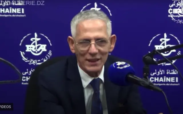 فرحات آيت علي براهم خلال مقابلة مع الإذاعة الوطنية