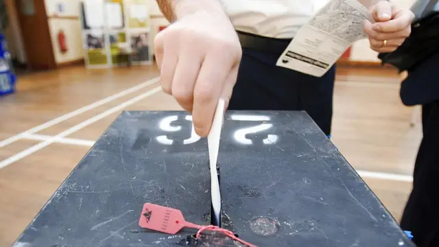 Homem votando no Reino Unido