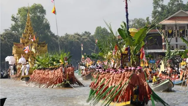 ရုပ်ပွားတော်မြတ်တွေ တင်ဆောင်ထားတဲ့ ဖောင်တော်ကို ဆွဲလှေတွေက လူတွေရဲ့ ဆွဲအားနဲ့ ပင့်ဆောင်လေ့ရှိ