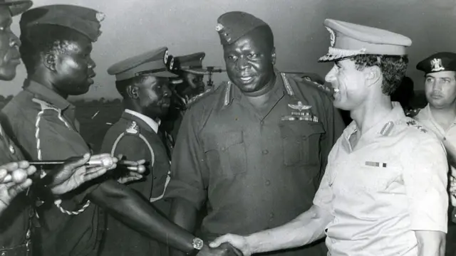 युगांडाचे नेते इदी अमिन दादा यांच्याबरोबर मुअम्मर गद्दाफी