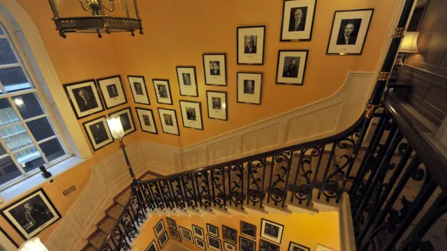 Главная лестница на Даунинг-стрит, 10