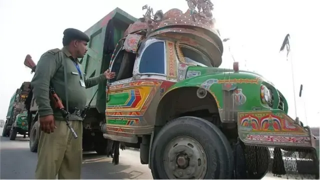 पाकिस्तान में ट्रक