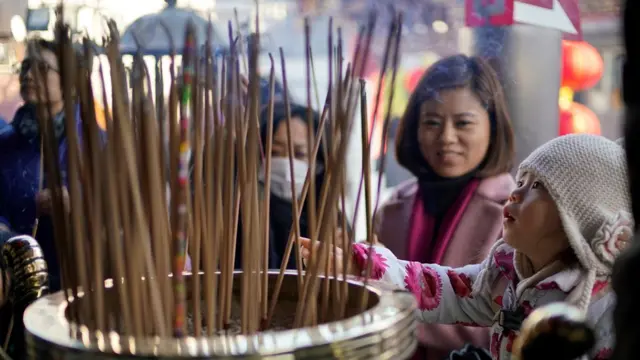 日本横滨的华人新年到庙里举香祈福