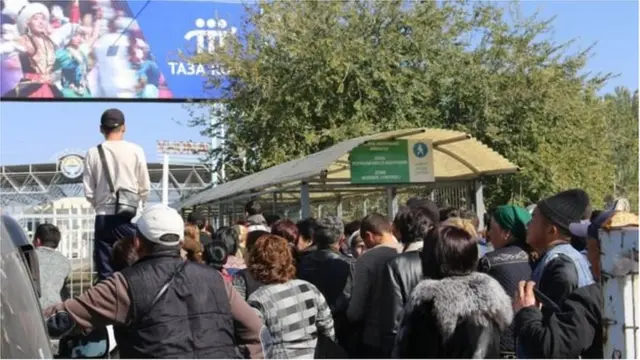 2017-жылы Кыргызстандагы президенттик шайлоонун тушунда да Казакстанга катоо кыйындап, жүк турсун жөө адамдар зарыгып кезекке турган эле