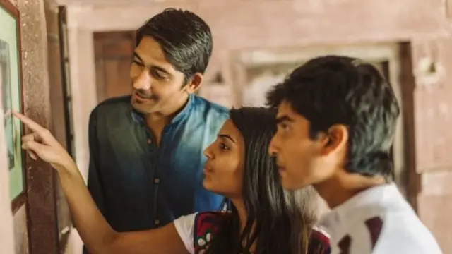 முடிவுகளை தேடும் பள்ளி மாணவ மாணவியர்