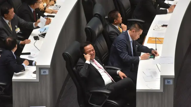 นายอนุทิน ชาญวีรกูล หัวหน้าพรรคภูมิใจไทย นั่งอารมณ์ดีอยู่กลางสภา