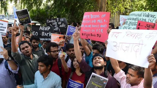 দিল্লি বিশ্ববিদ্যালয় ক্যাম্পাসে এবিভিপি-র বিরুদ্ধে ছাত্রছাত্রীদের প্রতিবাদ