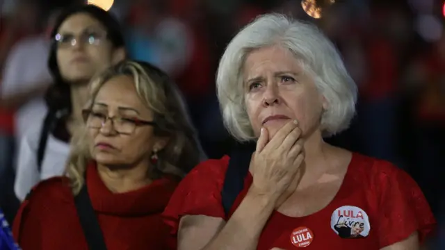 Militantes pró-Lula assistem a sessão do STF