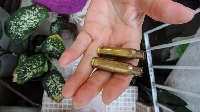 Mulher com cápsulaspoker online amigosbalas na mão