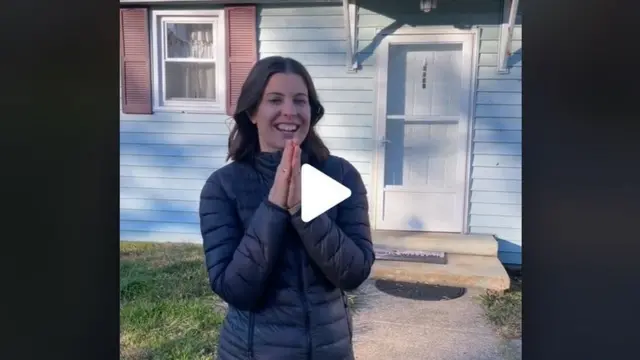 Деми Скиппер у своего дома