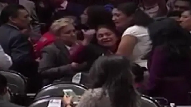 La diputada Carmen Medel rodeada por sus compañeros