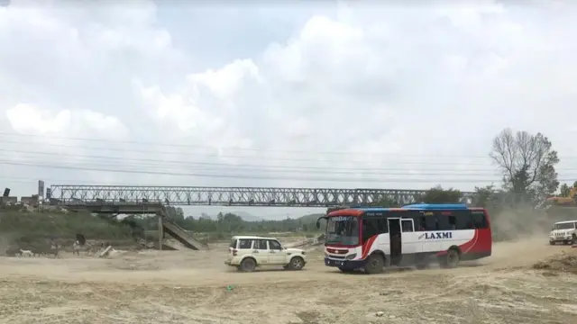 क्षतिग्रस्त पुल मुनिबाट सवारी आवागमन