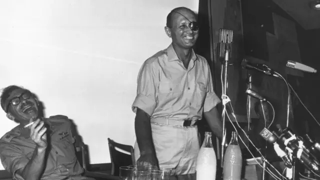 Начальник изираильского генштаба Моше Даян на пресс-конференции в Восточном Иерусалиме (июнь 1967 года)