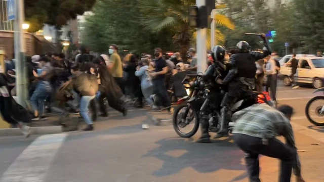 నిరసనలను అణచివేయటంలో బాసిజీలు కూడా కీలక భూమిక పోషిస్తారు