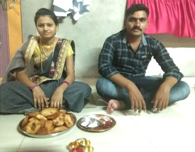 अधिक महिन्यात धोंड्याचं जेवण आणि त्याबरोबर जावयाला वाण द्यायची पद्धत आहे.