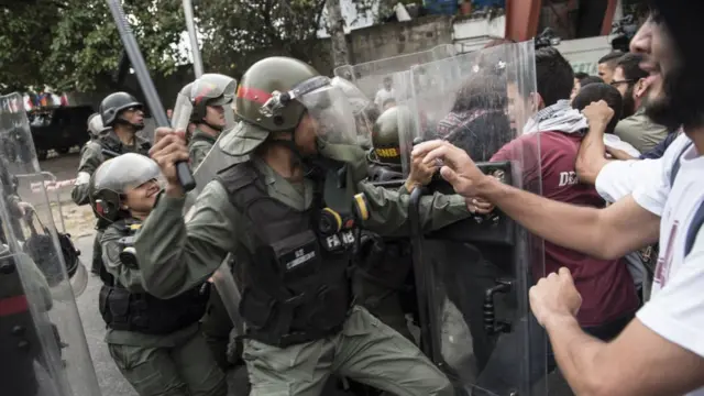 Guardias Nacionales reprimen una manifestación contra la sentencias del TSJ.
