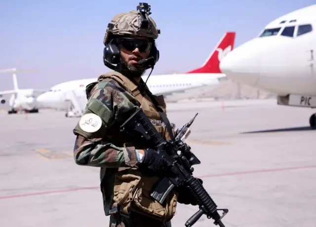 हाल के दिनों की इस तस्वीर में काबुल एयरपोर्ट पर तालिबान का एक सदस्य