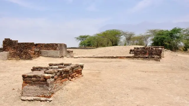 જહાજ કે બોટને અંદર આવવા માટેનો ધક્કો