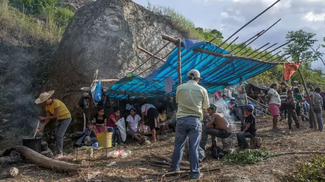 Campamento instalado por el Copinh junto al río Gualcarque