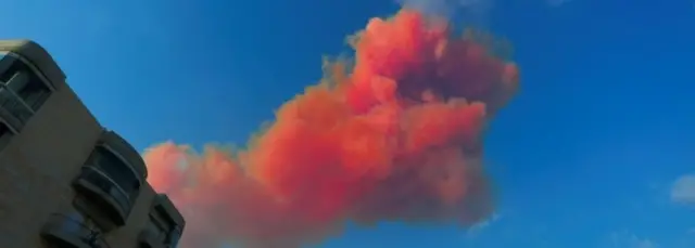 贝鲁特爆炸发生后目击者拍到一团红色烟雾冒出(4/8/2020)