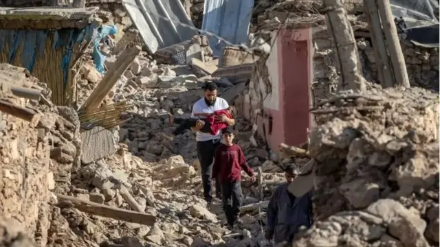 Personnes sur des décombres