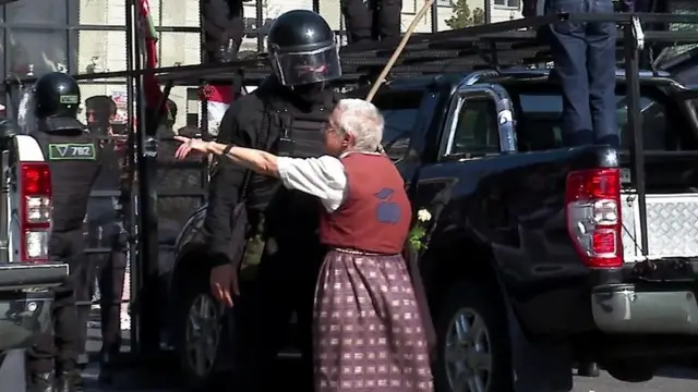 Nina Baginskaya confronts Belarus police