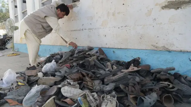 આ વર્ષે 26 ઑગસ્ટે કાબુલની શિયા મસ્જિદમાં આત્મઘાતી હુમલો થયો તેના પછીના દિવસની તસવીર