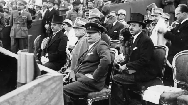 امان الله خان د ايټايا له لومړي وزير بنينو موسليني سره د ايټاليا په پلازمېنه روم کې، جنوري ۱۹۲۸