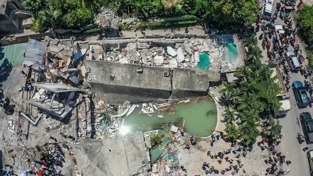 Imagem aérea mostra destruiçãoapp de cassino dinheiro realum bloco inteiro