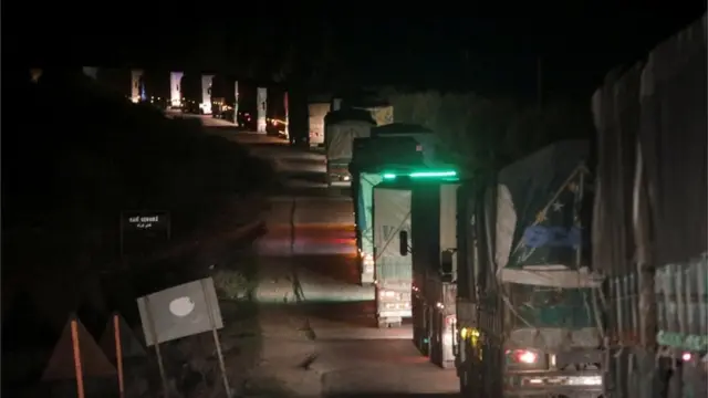 قافلة مساعدات قادمة من محافظة دير الزور الشرقية تصل إلى بلدة جنديرس الخاضعة لسيطرة المعارضة شمال غربي سوريا