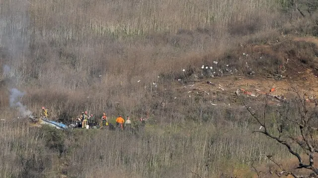 救援人员在坠机现场搜救。