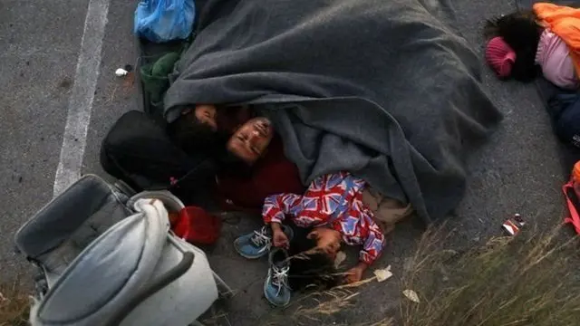 بنابر گزارش‌ها پلیس و مردم محلی مانع ورود پناهجویان فراری از آتش به دهکده‌ها و شهرها شدند و بسیاری از مهاجران پس از آتش سوزی در راه‌ها و مزارع خوابیده‌اند