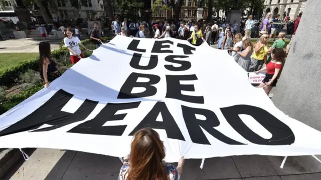 يمكن أن يبقى لأفكار تتبناها مجموعة ما تأثيرٌ على الكيفية التي تفكر بها، حتى لو لم تتفق مع هذه الأفكار