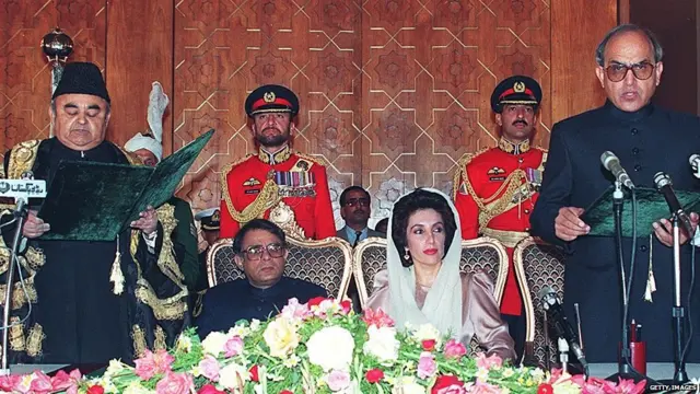 ਸੁਪਰੀਮ ਕੋਰਟ ਦੇ ਸਾਬਕਾ ਚੀਫ ਜਸਟਿਸ ਹਸਨ ਸ਼ਾਹ (ਸੱਜੇ) ਨੇ ਆਪਣੀ ਅਤੇ ਟੀਵੀ ਇੰਟਰਵਿਊ ਵਿੱਚ ਇਹ ਸਵੀਕਾਰਿਆ ਸੀ ਕਿ ਅਸੀਂ (ਹਾਈ ਕੋਰਟ ਵਿੱਚ) ਉਹ ਫ਼ੈਸਲਾ ਦਬਾਅ ਵਿੱਚ ਲਿਆ ਸੀ