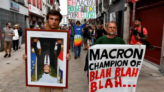 люди с перевернутым портретом макрона