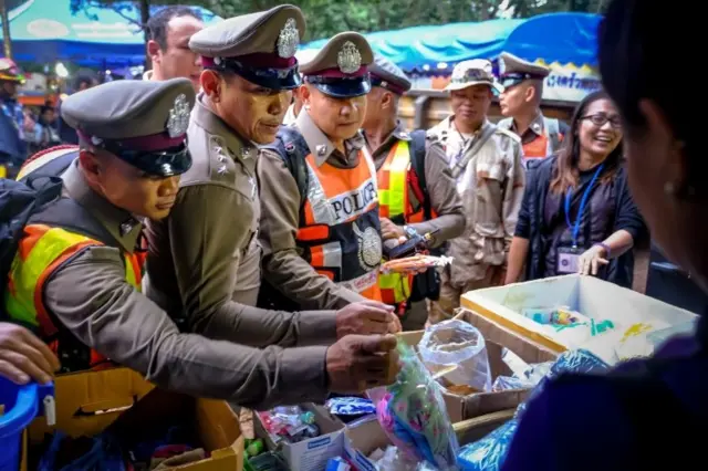 เจ้าหน้าที่ตำรวจ รับอาหารจากเหล่าอาสาสมัคร