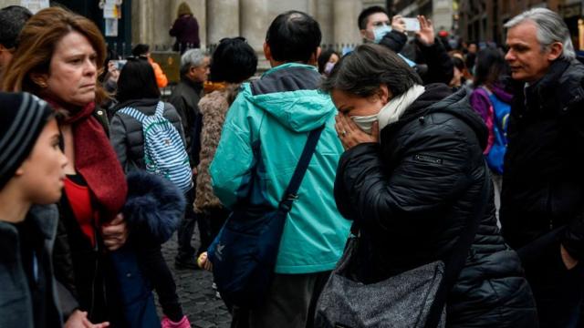 Una mujer estornuda en Italia