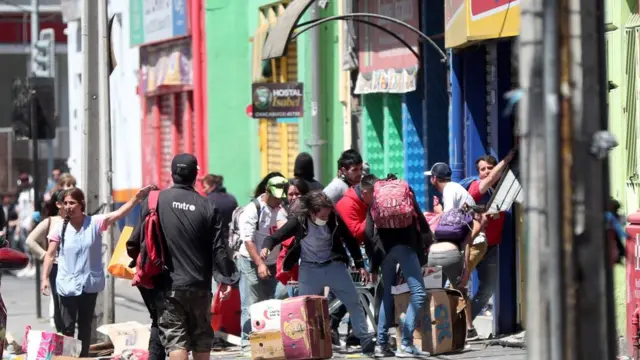 Saqueo de una tienda en Valparaíso.