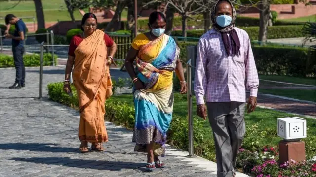 လူတွေကို အိမ်ထဲမှာသာ နေကြဖို့ အစိုးရ က တိုက်တွန်း ထား