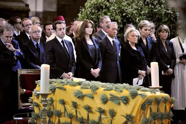 فرح پهلوی در مراسم خاکسپاری ایو سن لوران همراه با نیکولا سارکوزی، رئیس جمهوری پیشن فرانسه و کارلا برونی، همسرش