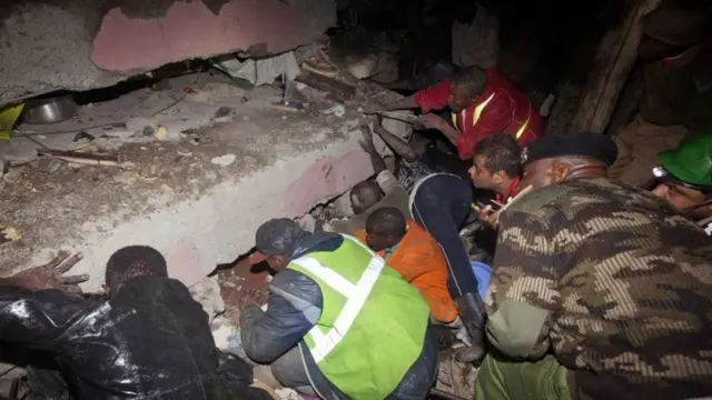 Rescue personnel search for survivors at the site of a building collapse in Nairobi, Kenya (30 April 2016)