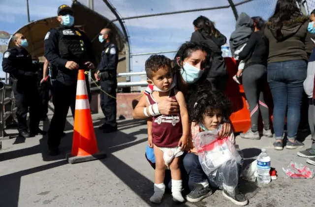 Migrantes rechazados en El Paso, Texas, en la frontera con México. 18 de marzo