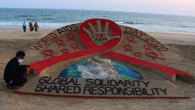 ประติกรรมทรายบนชายหาดแห่งหนึ่งในอินเดีย เนื่องในวันเอดส์โลกประจำปี 2020