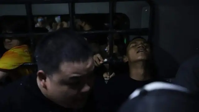 ไมค์เริ่มหมดสติ ขณะอยู่ในรถควบคุมผู้ต้องหาคันเดียวกับเพนกวิน เมื่อ 30 ต.ค. 2563