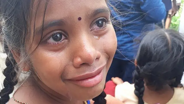 ప్రమాదంలో తల్లి చనిపోవడంతో రోదిస్తున్న చిన్నారి