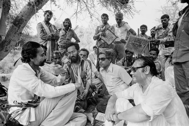 আত্মসমর্পণের আগে মালখান সিং সরকারি কর্মকর্তাদের সাথে কথা বলেন